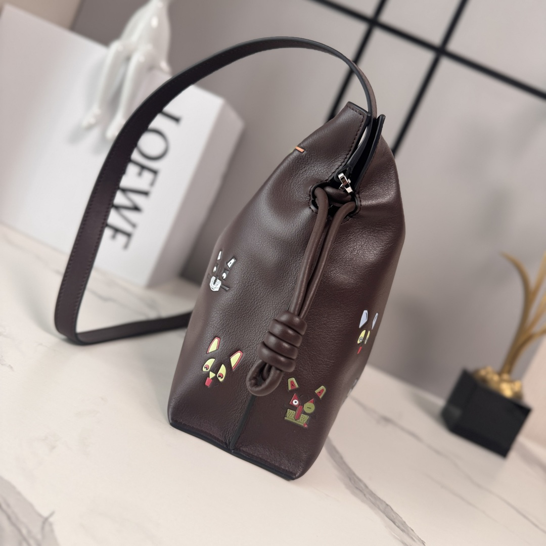 LO℮w℮🌟 2️⃣6️⃣早春Louis Wain联名新款 Flamenco 福袋手拿包 以柔软材质造就