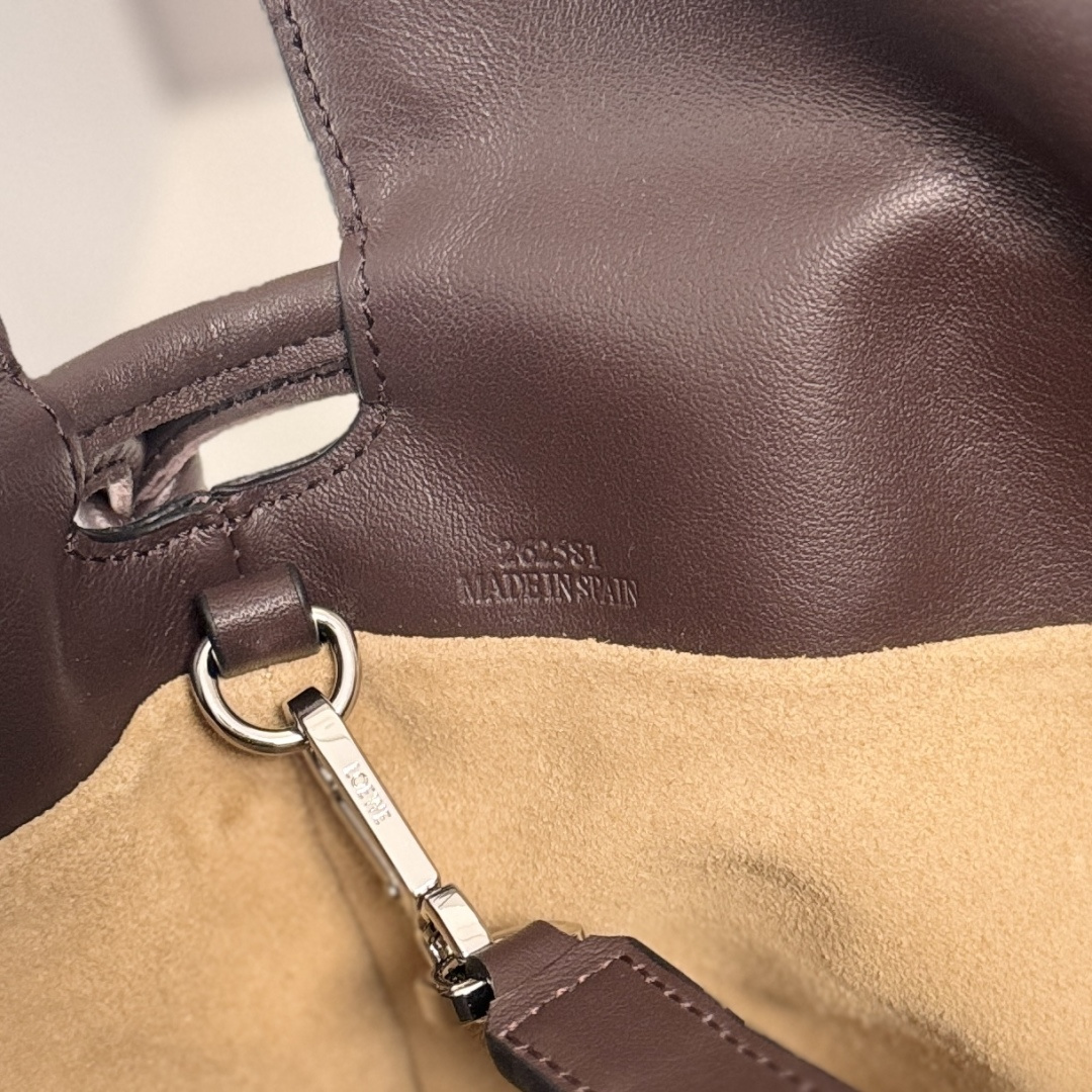 LO℮w℮🌟 2️⃣6️⃣早春Louis Wain联名新款 Flamenco 福袋手拿包 以柔软材质造就