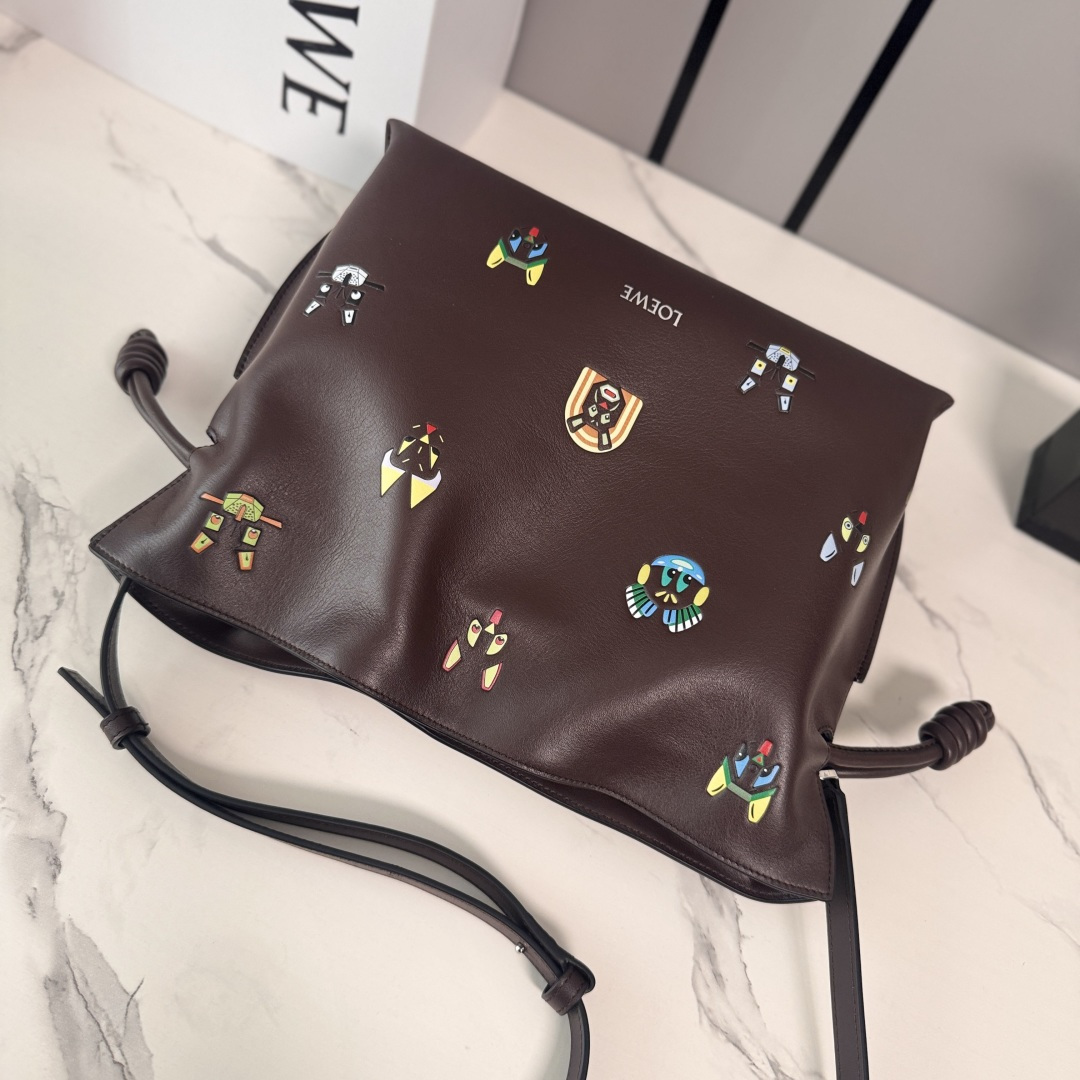 LO℮w℮🌟 2️⃣6️⃣早春Louis Wain联名新款 Flamenco 福袋手拿包 以柔软材质造就