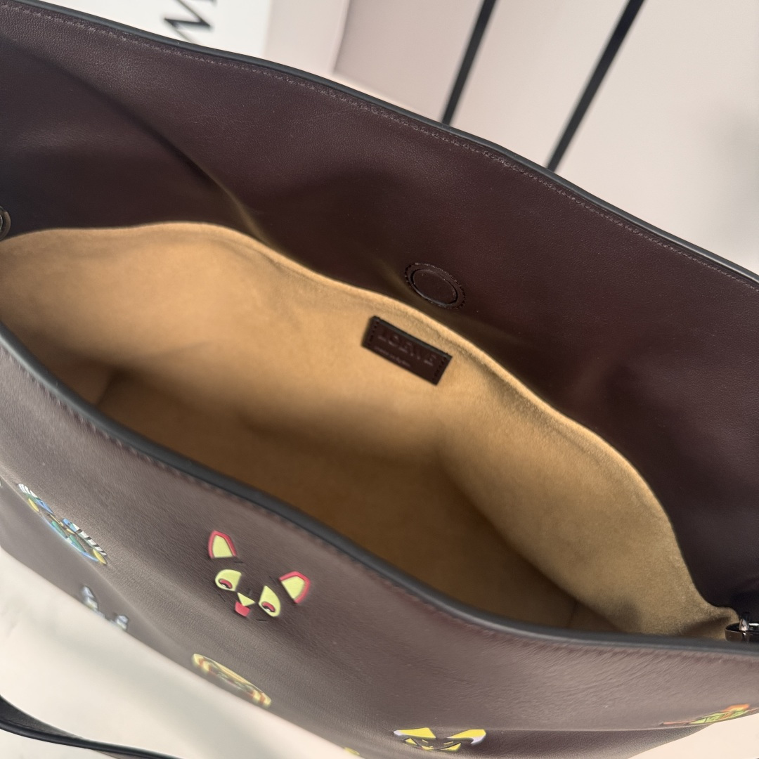 LO℮w℮🌟 2️⃣6️⃣早春Louis Wain联名新款 Flamenco 福袋手拿包 以柔软材质造就