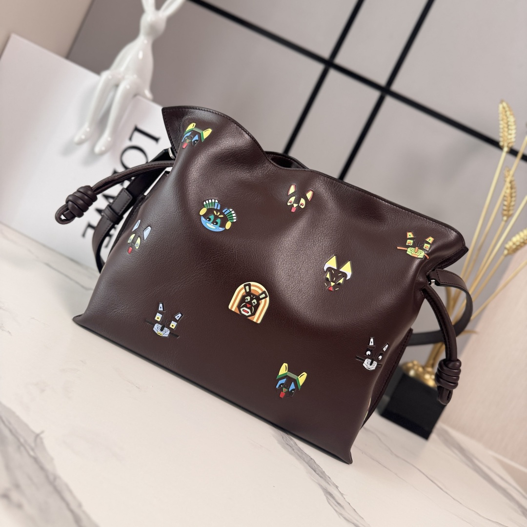 LO℮w℮🌟 2️⃣6️⃣早春Louis Wain联名新款 Flamenco 福袋手拿包 以柔软材质造就