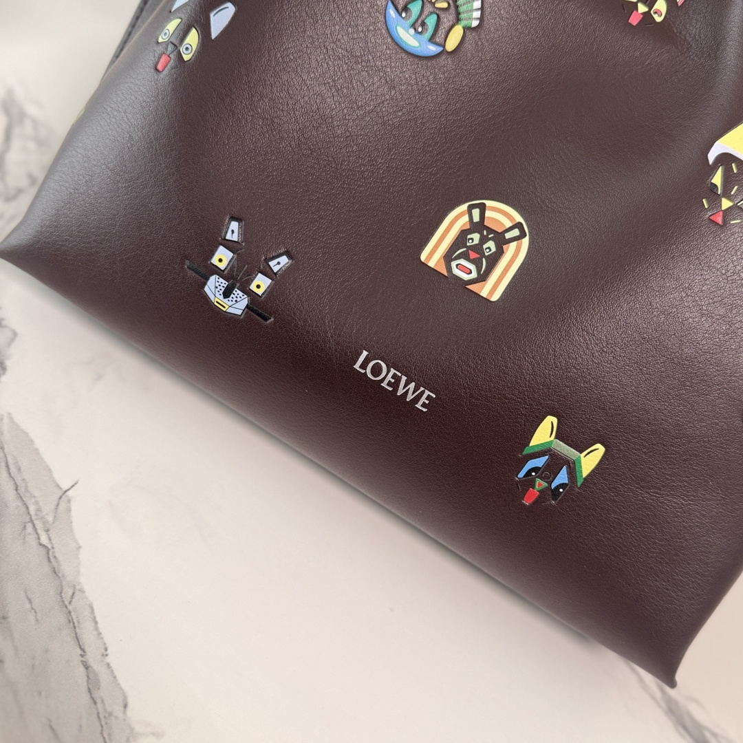 LO℮w℮🌟 2️⃣6️⃣早春Louis Wain联名新款 Flamenco 福袋手拿包 以柔软材质造就