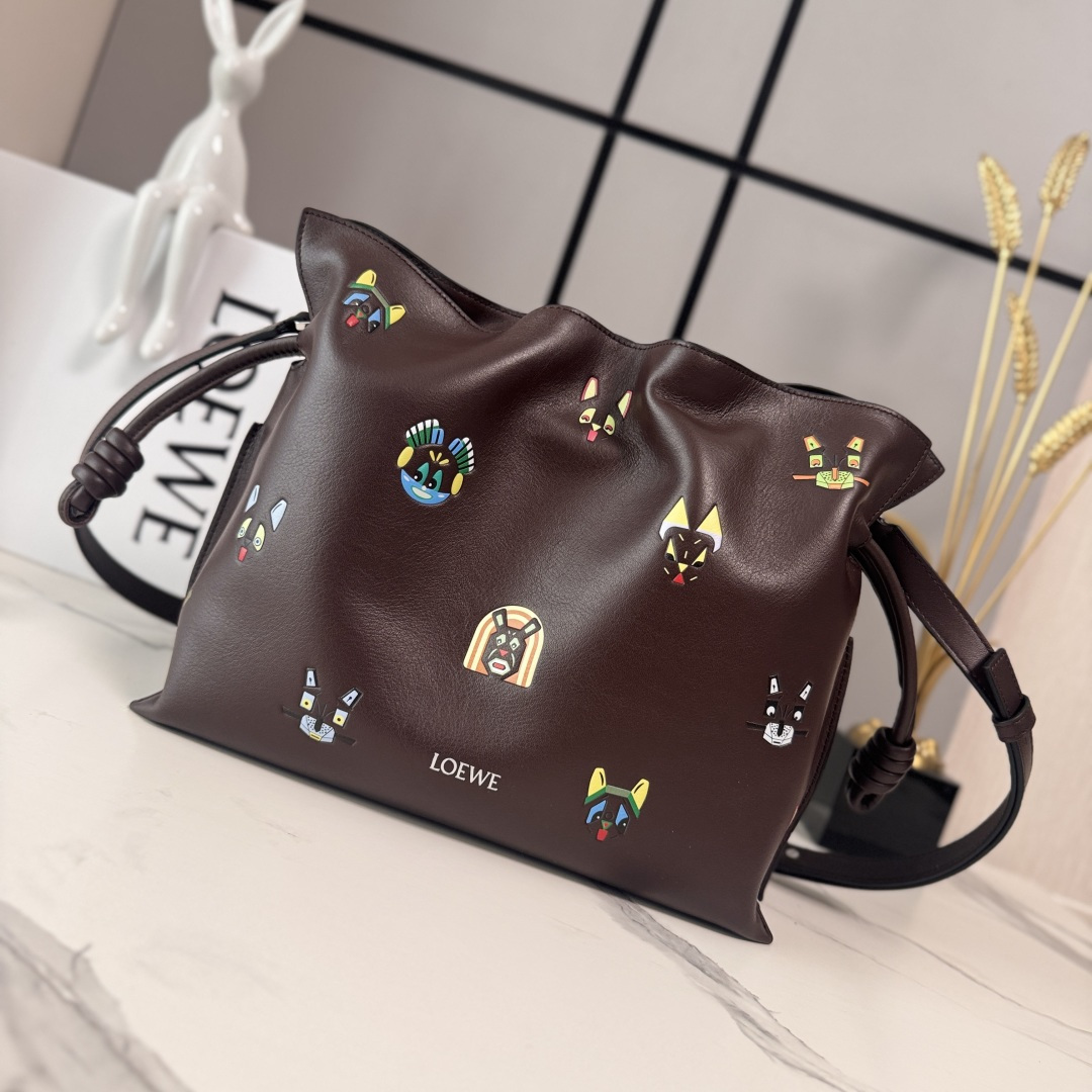 NO:710643,LOw26 early spring Louis Wain co-branded new Flamenco lucky bag clutch. It is made of soft material to create a lazy style. The drawstring design is decorated with historic knots. This medium version is made of cow leather. Flamenco can accommodate, for example, a large wallet and mobile phones of all sizes.  Or an A5 notebook * 0.5 liter bottle and sunglasses case * Shoulder, cross-body or hand carry * Detachable and adjustable shoulder strap * Low-profile magnetic closure * Nappa sheep leather lining * LO**EWE embossed Model 062562 Size: 30*24.5*10.5cm (with full packaging), Flamenco lucky bag (medium), louis  vuitton,wallets,handbag,cowhide,sheepskin19860909LOw26早春Louis Wain联名新款 Flamenco 福袋手拿包 以柔软材质造就慵懒风格,抽绳设计饰有历史悠久的绳结.此中号版本采用牛皮革制成Flamenco可以容纳例如一只大号钱包,所有尺寸的手机 或一本A5笔记本*0.5升的瓶子和太阳镜盒*肩背、斜挎或手拿*可拆卸可调节肩带*低调的磁扣开合*纳帕羊皮革衬里*LO**EWE 压纹 型号062562 Size:30*24.5*10.5cm（配全套包装）,Flamenco福袋（中号）,louis vuitton,wallets,handbag,cowhide,sheepskin,Bag