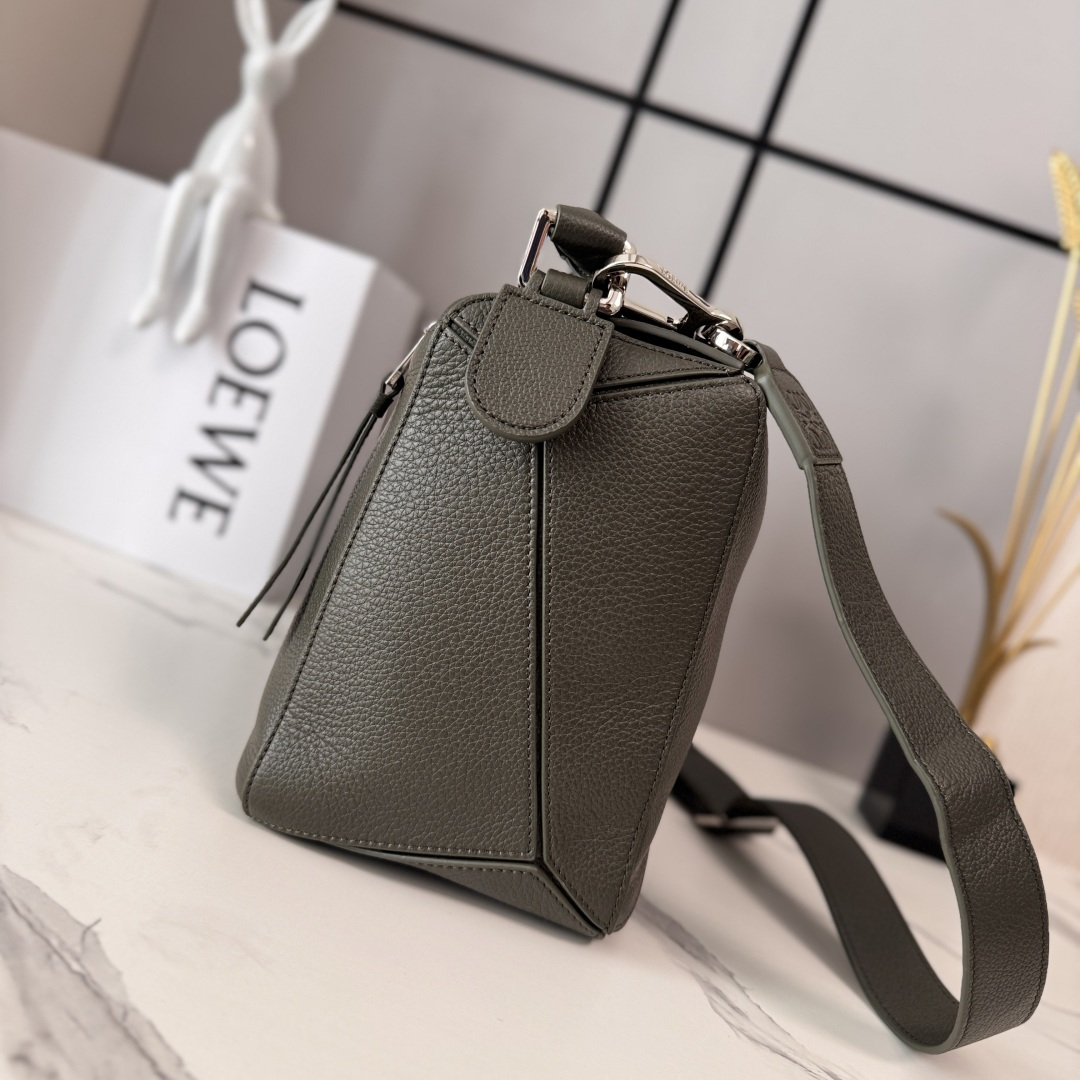 LO℮w℮🌟 新尺寸🆕大号柔软鹿皮Puzzle 手袋 以别具一格的几何线条勾勒长方体造型。此大号版本采用