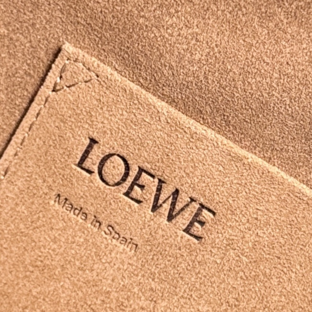 LO℮w℮🌟 新尺寸🆕大号柔软鹿皮Puzzle 手袋 以别具一格的几何线条勾勒长方体造型。此大号版本采用