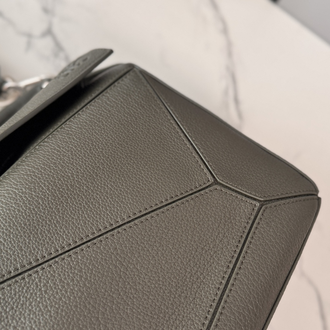 LO℮w℮🌟 新尺寸🆕大号柔软鹿皮Puzzle 手袋 以别具一格的几何线条勾勒长方体造型。此大号版本采用