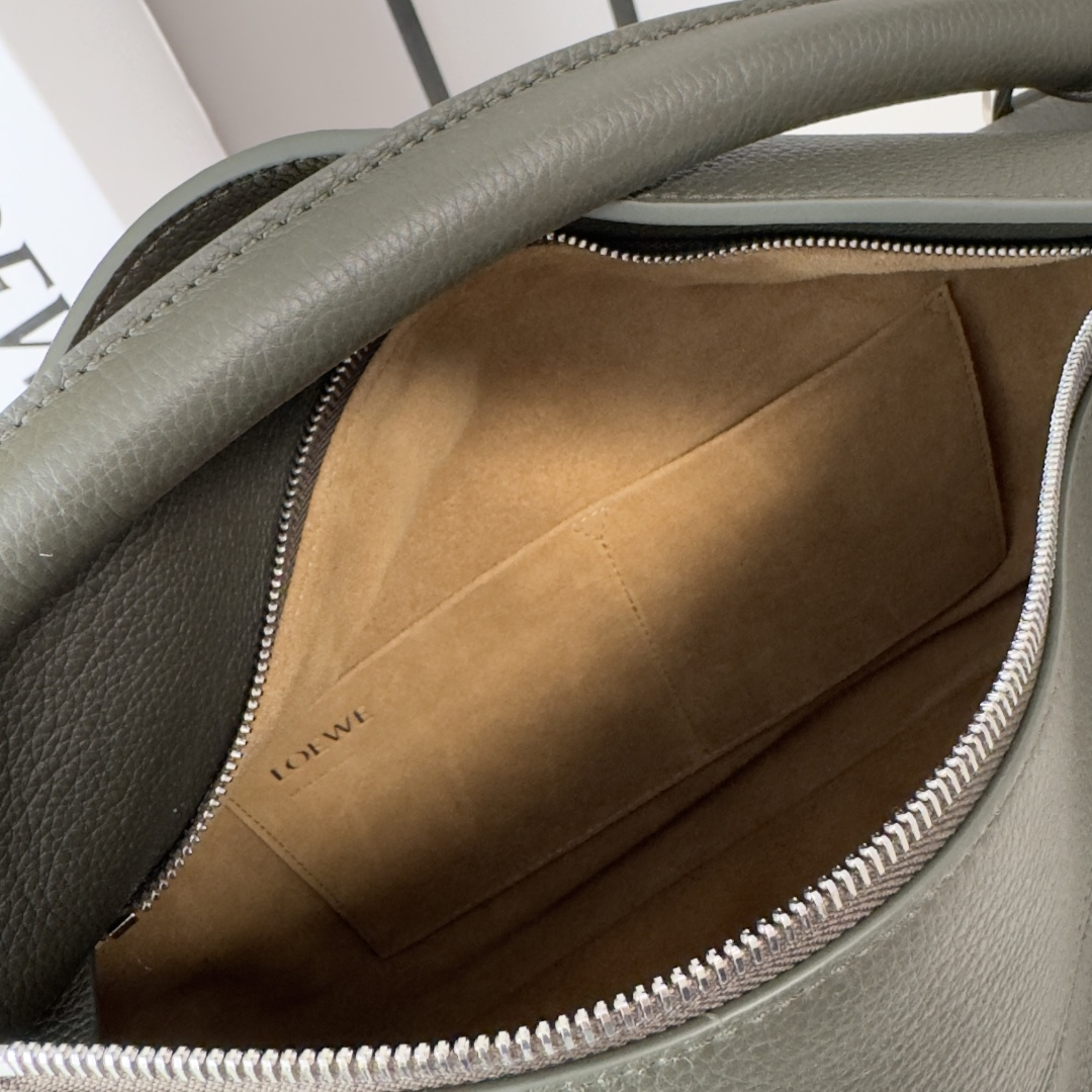 LO℮w℮🌟 新尺寸🆕大号柔软鹿皮Puzzle 手袋 以别具一格的几何线条勾勒长方体造型。此大号版本采用