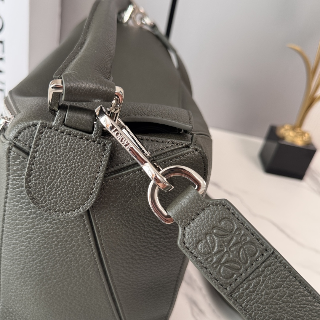 LO℮w℮🌟 新尺寸🆕大号柔软鹿皮Puzzle 手袋 以别具一格的几何线条勾勒长方体造型。此大号版本采用