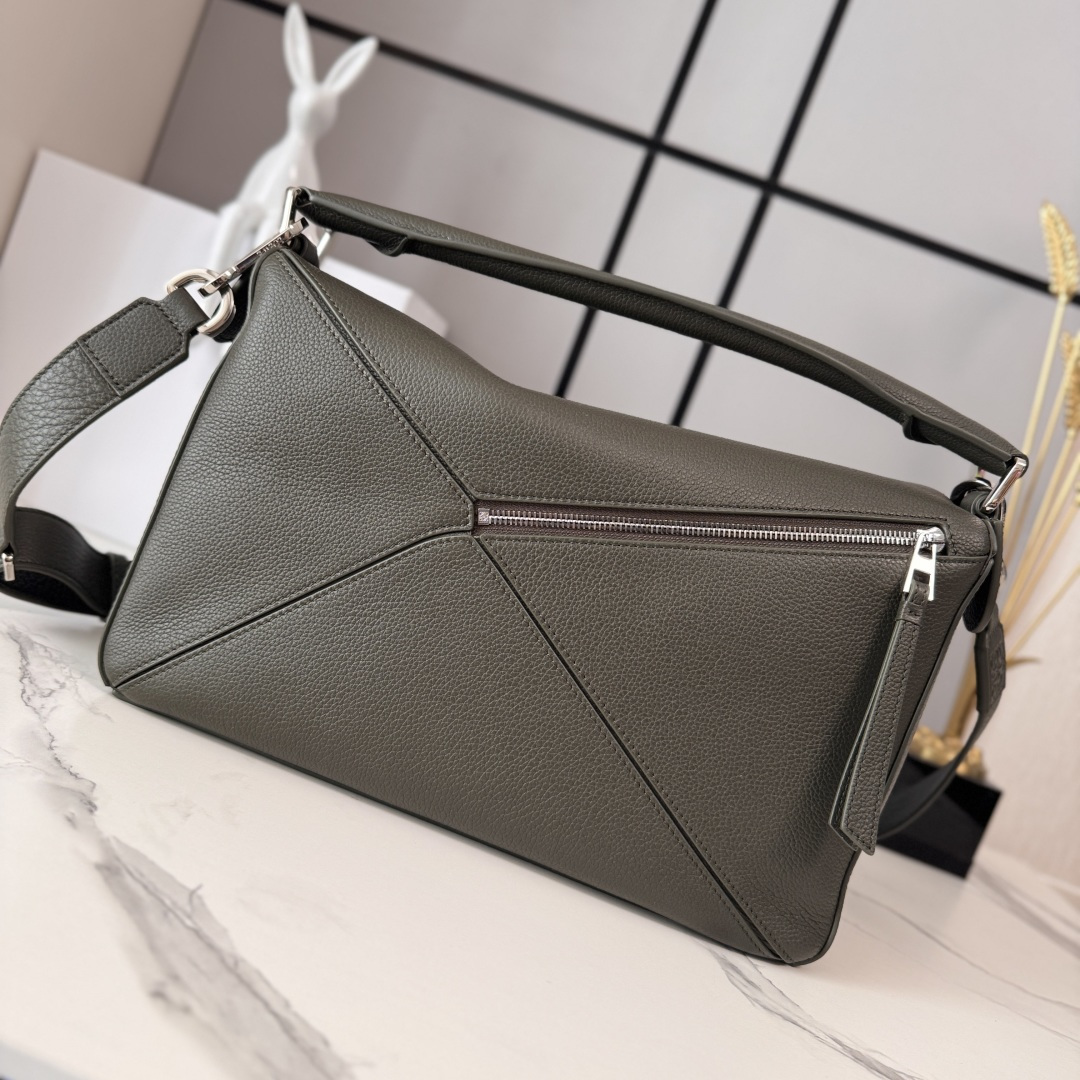 LO℮w℮🌟 新尺寸🆕大号柔软鹿皮Puzzle 手袋 以别具一格的几何线条勾勒长方体造型。此大号版本采用