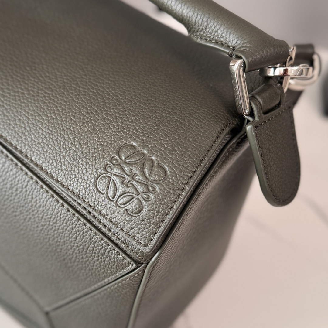 LO℮w℮🌟 新尺寸🆕大号柔软鹿皮Puzzle 手袋 以别具一格的几何线条勾勒长方体造型。此大号版本采用