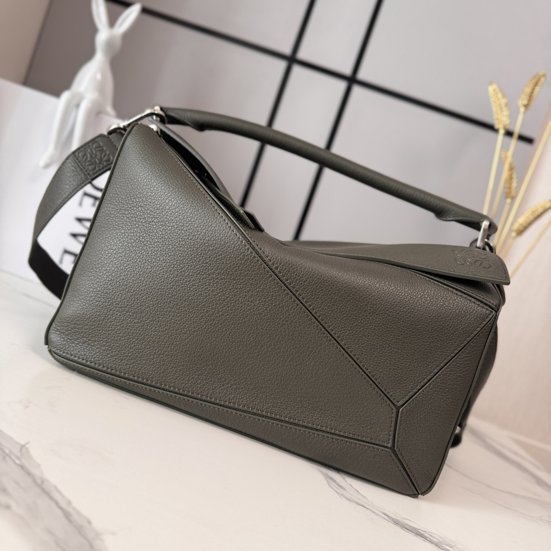 NO:713889,LOw new size large soft deerskin Puzzle handbag. Distinctive geometric lines outline the cuboid shape. This large version is made of deerskin * Shoulder, cross-body or hand carry * Detachable adjustable shoulder strap * Zipper closure, cowhide zipper puller * One external zippered back pocket, two internal slip pockets * Suede lining with Anagram embossing. size: 052446  Model 32.5*14..5*23.5cm, men’s puzzle medium size, cowhide19860909LOw 新尺寸大号柔软鹿皮Puzzle 手袋 以别具一格的几何线条勾勒长方体造型.此大号版本采用鹿皮革制成*肩背、斜挎或手提*拆卸可调节肩带*拉链开合,牛皮革拉链头*一个外部拉链后袋,两个内部插袋*绒面革衬Anagram压纹. size:052446 型号32.5*14..5*23.5cm,男款puzzle中号 大号,cowhide,Bag