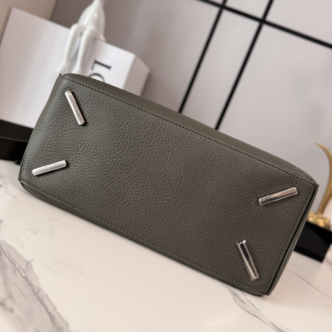 LO℮w℮🌟 新尺寸🆕大号柔软鹿皮Puzzle 手袋 以别具一格的几何线条勾勒长方体造型。此大号版本采用