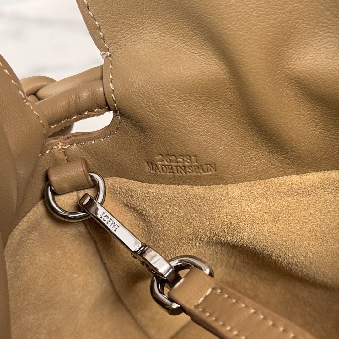 LO℮w℮🌟 2️⃣6️⃣早春Louis Wain联名新款 纳帕牛皮革Flamenco 福袋🆕手拿包采用