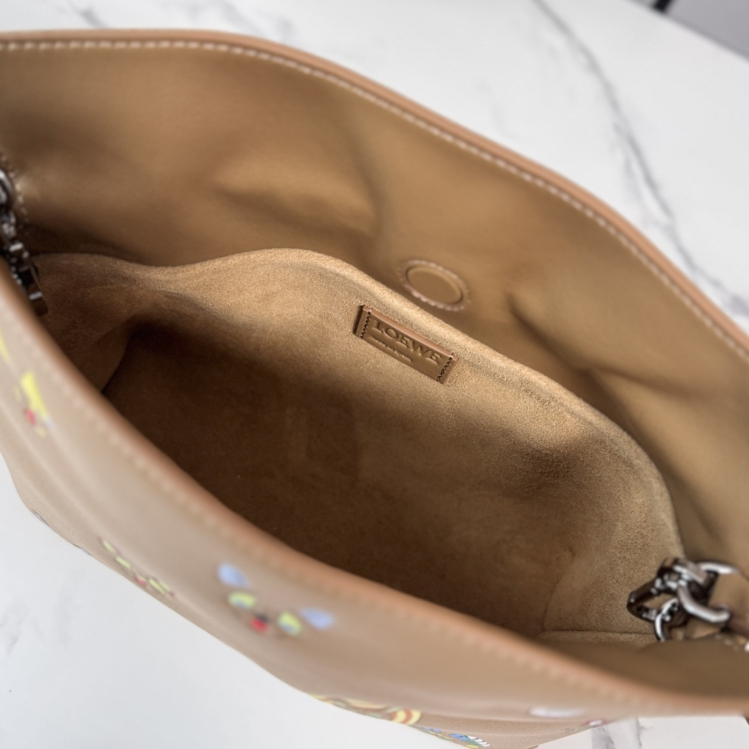 LO℮w℮🌟 2️⃣6️⃣早春Louis Wain联名新款 纳帕牛皮革Flamenco 福袋🆕手拿包采用