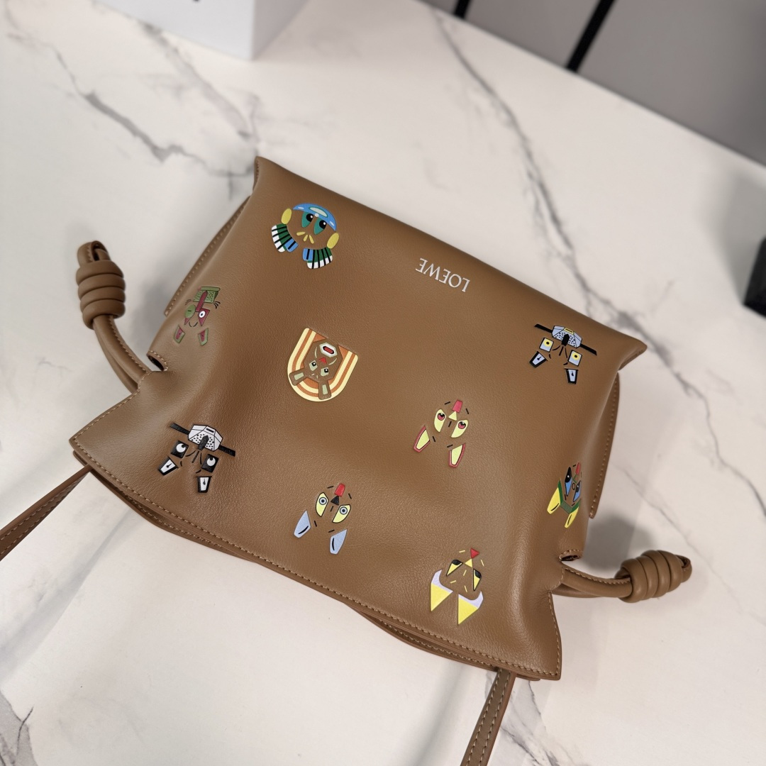 LO℮w℮🌟 2️⃣6️⃣早春Louis Wain联名新款 纳帕牛皮革Flamenco 福袋🆕手拿包采用