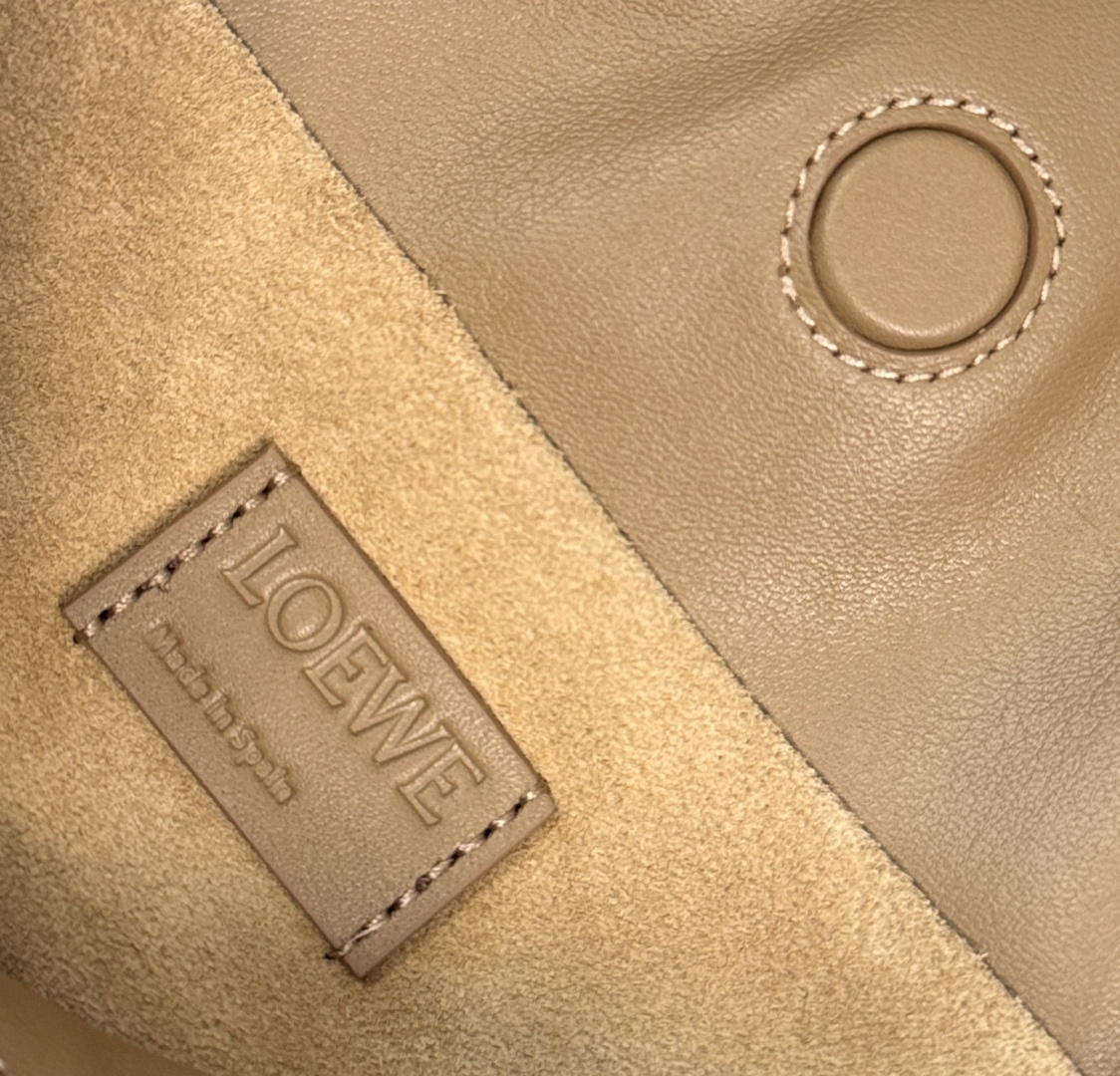 LO℮w℮🌟 2️⃣6️⃣早春Louis Wain联名新款 纳帕牛皮革Flamenco 福袋🆕手拿包采用