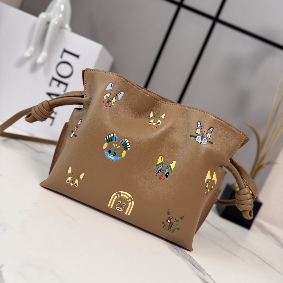 LO℮w℮🌟 2️⃣6️⃣早春Louis Wain联名新款 纳帕牛皮革Flamenco 福袋🆕手拿包采用