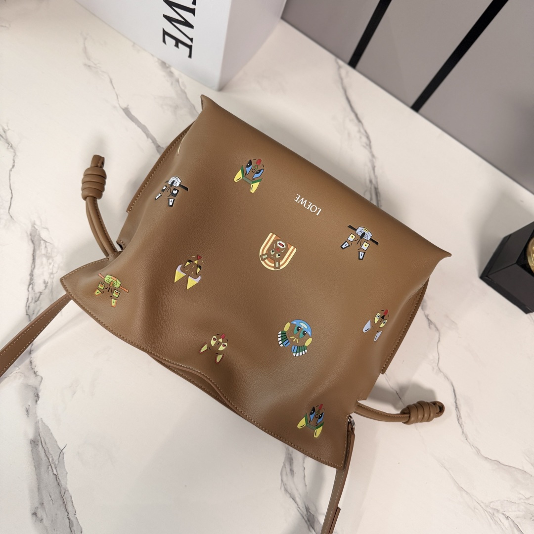 LO℮w℮🌟 2️⃣6️⃣早春Louis Wain联名新款 Flamenco 福袋手拿包 以柔软材质造就