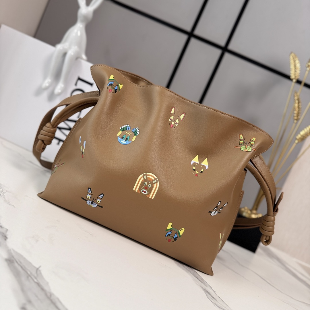 LO℮w℮🌟 2️⃣6️⃣早春Louis Wain联名新款 Flamenco 福袋手拿包 以柔软材质造就