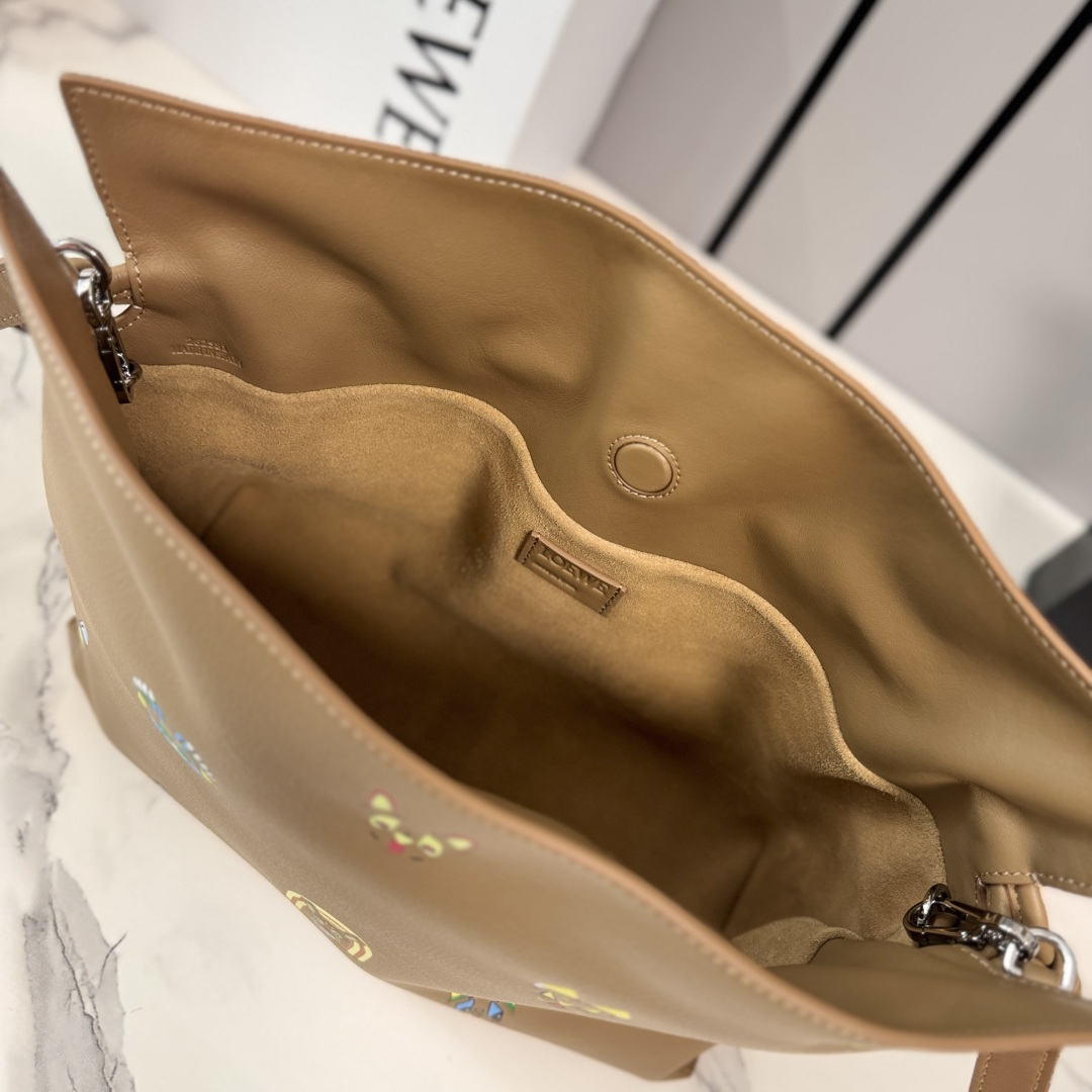 LO℮w℮🌟 2️⃣6️⃣早春Louis Wain联名新款 Flamenco 福袋手拿包 以柔软材质造就