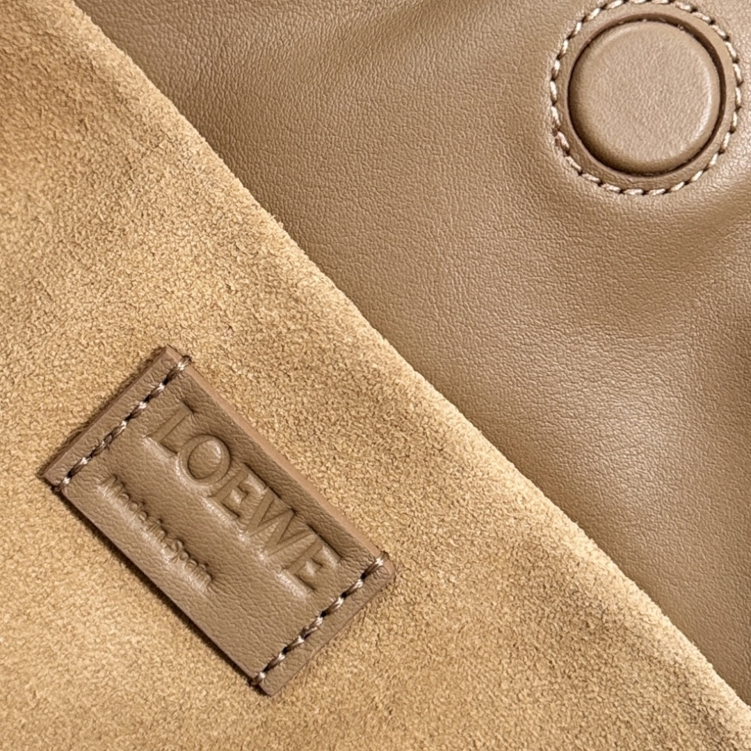 LO℮w℮🌟 2️⃣6️⃣早春Louis Wain联名新款 Flamenco 福袋手拿包 以柔软材质造就