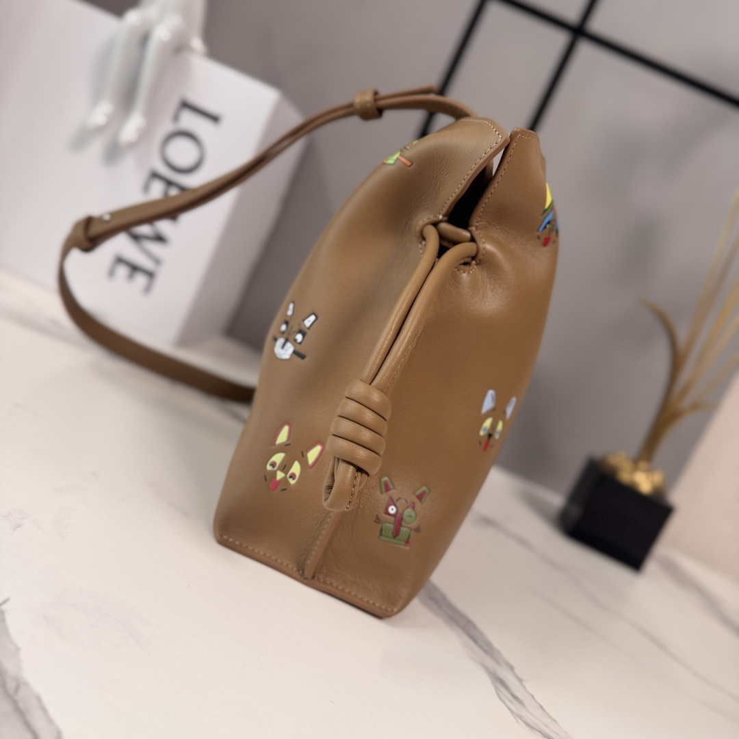 LO℮w℮🌟 2️⃣6️⃣早春Louis Wain联名新款 Flamenco 福袋手拿包 以柔软材质造就