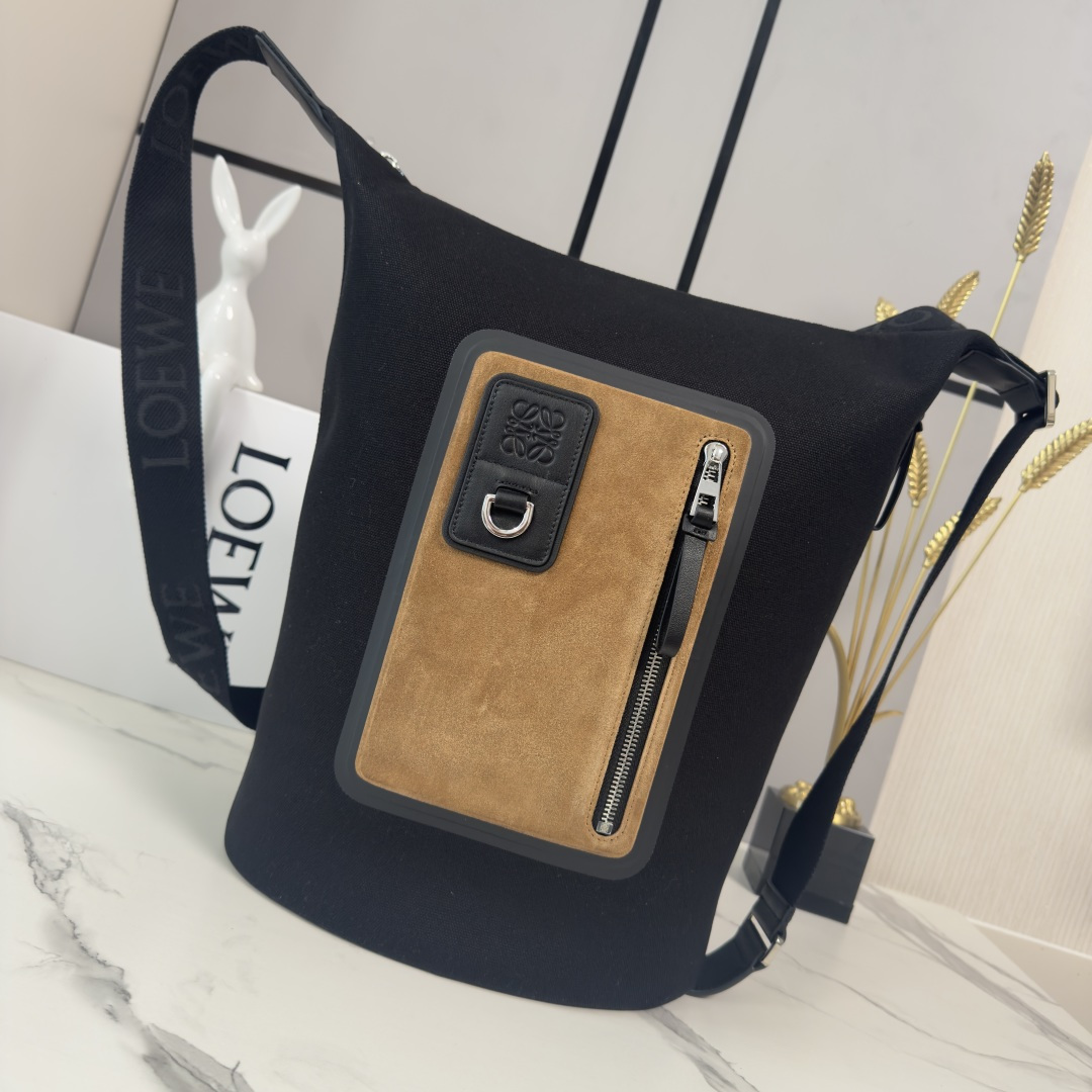 NO:713897,Lw canvas and nubuck suede crossbody bag Black canvas spliced ​​with brown suede, simple and detailed Front zipper pocket *Anagram icon Adjustable shoulder strap, can be worn on one shoulder or crossbody, suitable for commuting and leisure, easy to store daily items, lightweight and durable Super suitable for autumn and winter mountain style design, practical and fashionable, popular item in the men's series!  size39*15.5*39CM model 822571, men's Pebble Hobo, satchels, crossbody bags19860909Lw帆布和磨砂绒面革 斜挎包 黑色帆布拼接棕色绒面革,简约又有细节感 正面拉链口袋*Anagram图标 肩带可调节,单肩斜挎都可OK,通勤休闲都能搭,日常物品轻松收纳,轻便耐用 秋冬季节超合适山系风格设计,实用又时髦,男士系列热门单品！ size39*15.5*39CM 型号822571,男款Pebble Hobo,satchels,crossbody bags,Bag