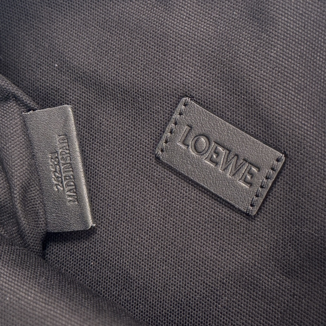 L⊚℮w℮🌟帆布和磨砂绒面革 斜挎包黑色帆布拼接棕色绒面革，简约又有细节感 正面拉链口袋➕*Anagra