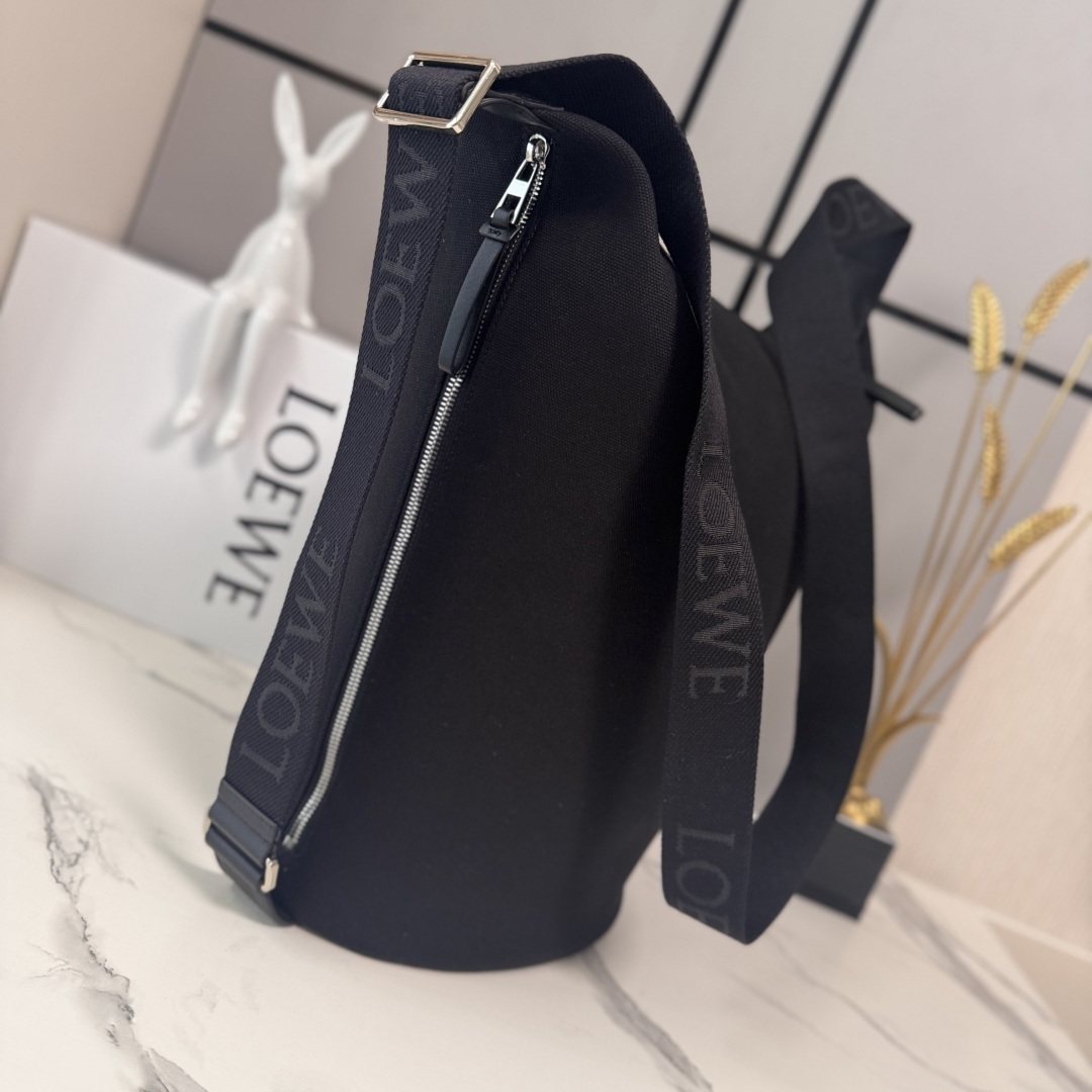 L⊚℮w℮🌟帆布和磨砂绒面革 斜挎包黑色帆布拼接棕色绒面革，简约又有细节感 正面拉链口袋➕*Anagra