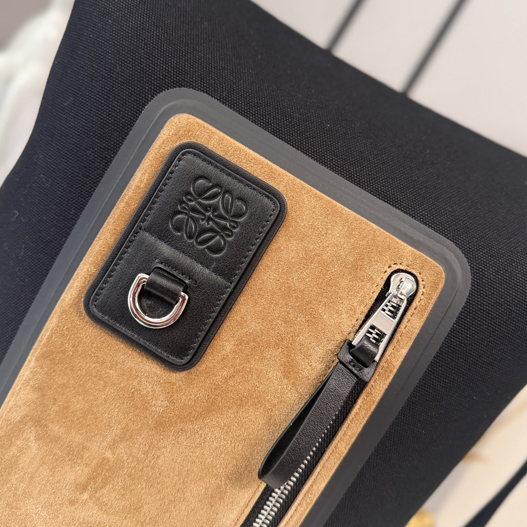 L⊚℮w℮🌟帆布和磨砂绒面革 斜挎包黑色帆布拼接棕色绒面革，简约又有细节感 正面拉链口袋➕*Anagra