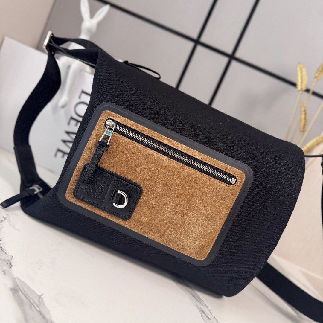 L⊚℮w℮🌟帆布和磨砂绒面革 斜挎包黑色帆布拼接棕色绒面革，简约又有细节感 正面拉链口袋➕*Anagra