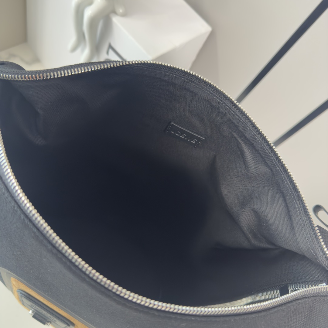 L⊚℮w℮🌟帆布和磨砂绒面革 斜挎包黑色帆布拼接棕色绒面革，简约又有细节感 正面拉链口袋➕*Anagra