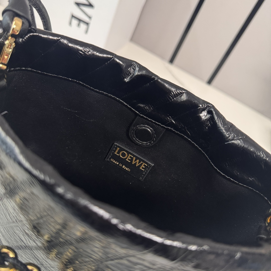 LO℮w℮🌟迷你Flamenco Purse 福袋 采用褶皱设计，侧面搭配标志性绳结等关键细节。款式时尚