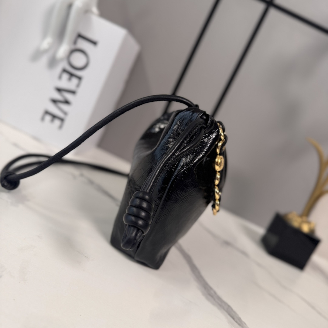 LO℮w℮🌟迷你Flamenco Purse 福袋 采用褶皱设计，侧面搭配标志性绳结等关键细节。款式时尚