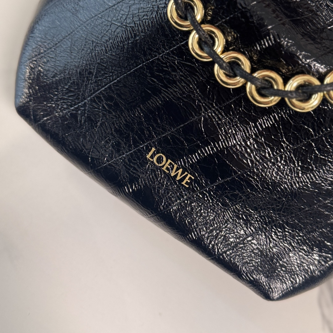 LO℮w℮🌟迷你Flamenco Purse 福袋 采用褶皱设计，侧面搭配标志性绳结等关键细节。款式时尚