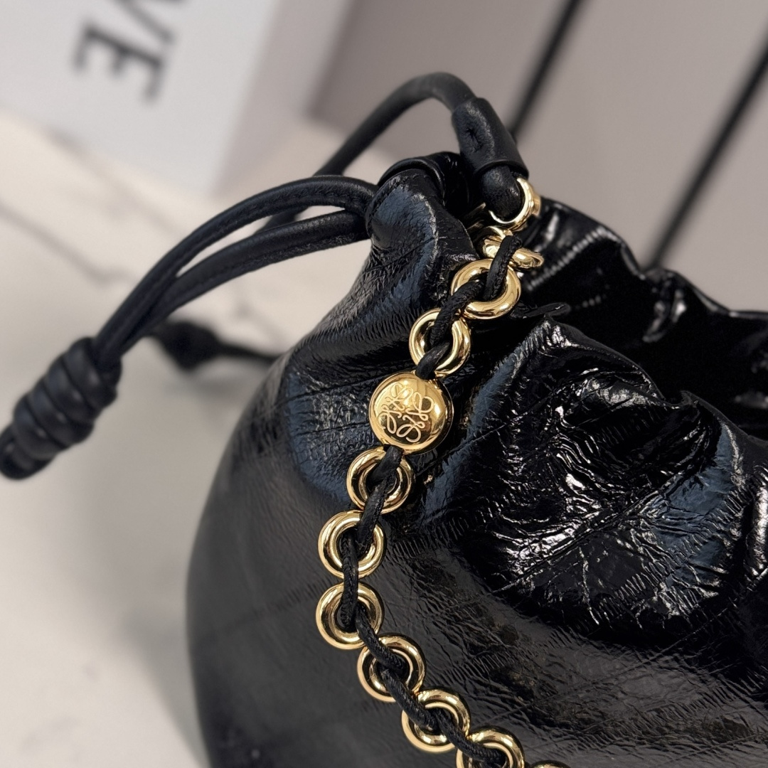 LO℮w℮🌟迷你Flamenco Purse 福袋 采用褶皱设计，侧面搭配标志性绳结等关键细节。款式时尚