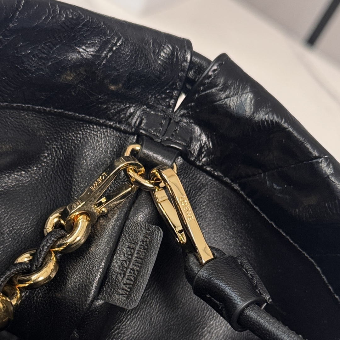 LO℮w℮🌟迷你Flamenco Purse 福袋 采用褶皱设计，侧面搭配标志性绳结等关键细节。款式时尚