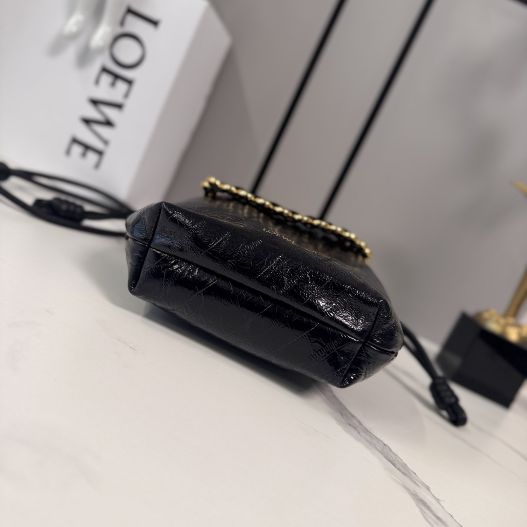 LO℮w℮🌟迷你Flamenco Purse 福袋 采用褶皱设计，侧面搭配标志性绳结等关键细节。款式时尚