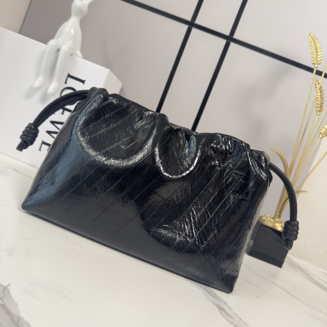LO℮w℮🌟中号鳄纹牛皮革Flamenco Purse 手拿包 采用鹿皮革制成，侧面搭配标志性绳结等关键