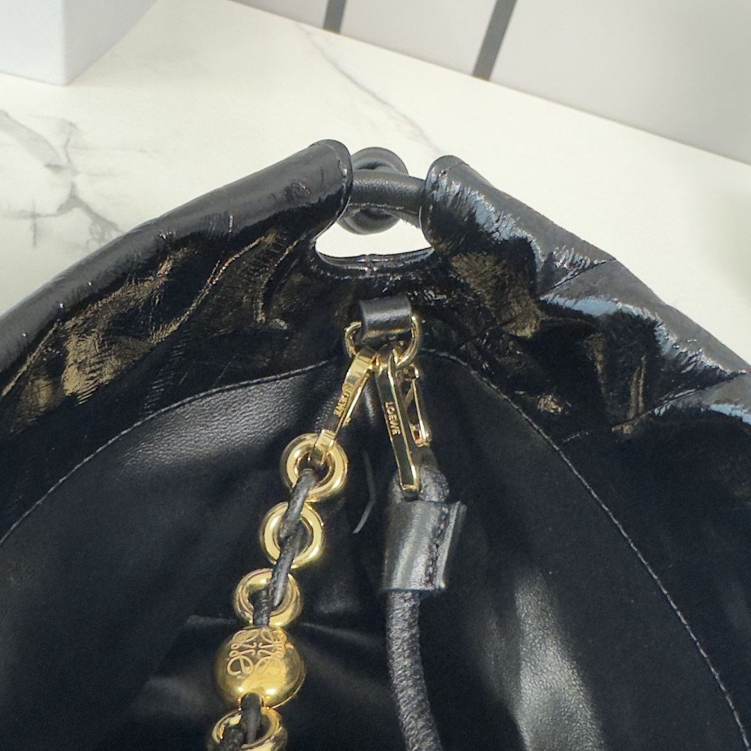 LO℮w℮🌟中号鳄纹牛皮革Flamenco Purse 手拿包 采用鹿皮革制成，侧面搭配标志性绳结等关键