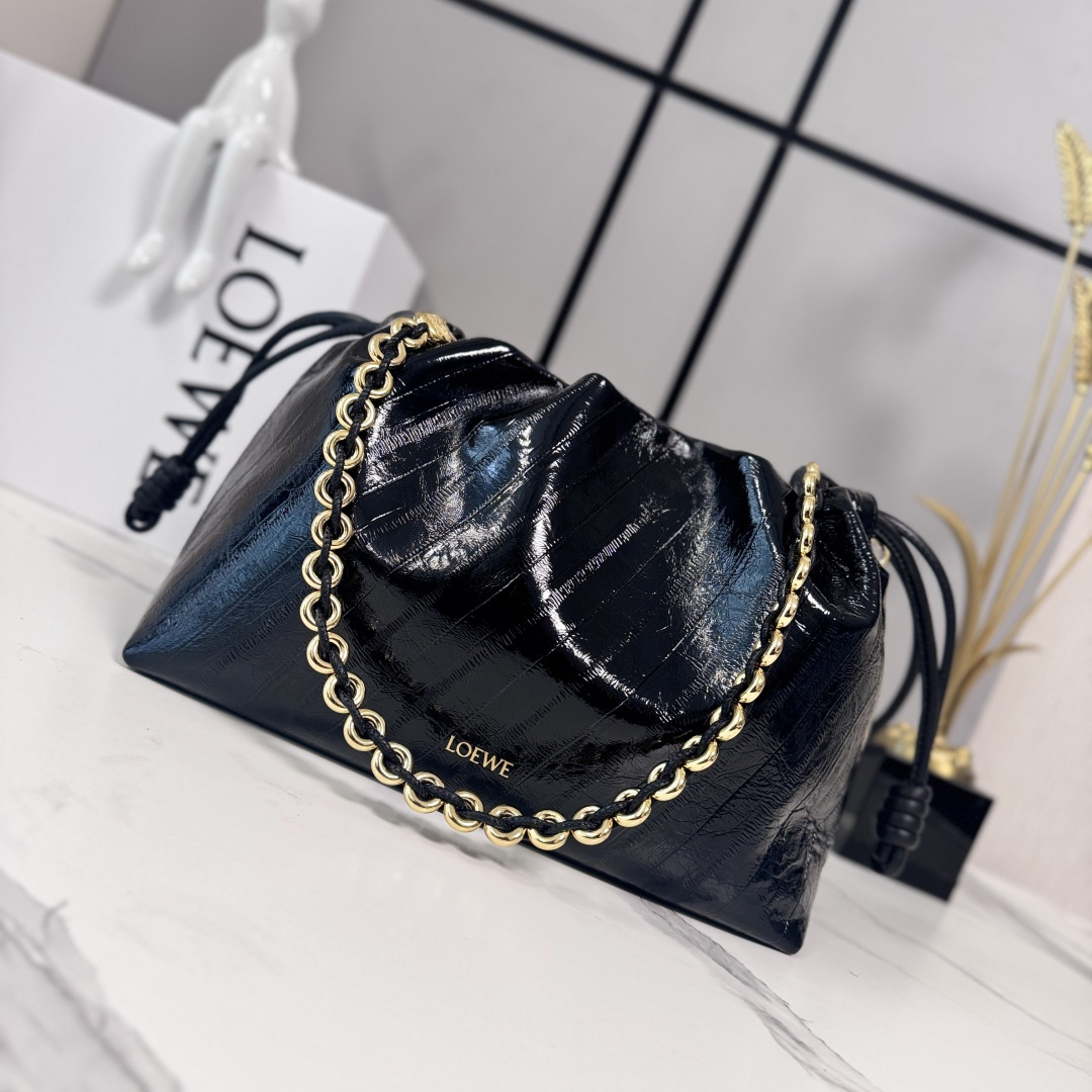 NO:713891,LOw medium crocodile grained calfskin Flamenco Purse Clutch is made of deer leather with key details such as the signature knot on the side. Fashionable and versatile, it can be carried as a clutch, worn on the shoulder with a donut chain, or worn cross-body with a leather strap. This version is made of soft crocodile grained calfskin. Can be worn on the shoulder, crossbody or by hand*Removable and adjustable leather shoulder strap*Removable donut chain charm*Anagram Engraved pebble pattern * Low-key magnetic buckle closure * Suede lining hot stamping or silver * (matching metal chain and extended leather shoulder strap) Model 012403 Size30*10.5*20CM (with full package), new style      Metal chain Sheepskin (snake skin) lucky bag, handbag, cowhide, sheepskin, snakeskin19860909LOw中号鳄纹牛皮革Flamenco Purse 手拿包 采用鹿皮革制成,侧面搭配标志性绳结等关键细节.款式时尚百搭,可作为手拿包携带,亦可搭配甜甜圈链条肩背,或搭配皮革肩带斜挎.此版本采用柔软鳄纹牛皮革制成.可肩背、斜挎或手提*可拆卸可调节皮革肩带*可拆卸甜甜圈链条饰*Anagram 镌刻卵石纹*低调的磁扣开合*绒面革衬里烫金或烫银*(配套金屬鏈條加长皮肩帶） 型号012403 Size30*10.5*20CM（配全套包装）,新款     金屬鏈條 羊皮（蛇皮）福袋,handbag,cowhide,sheepskin,sna,Bag