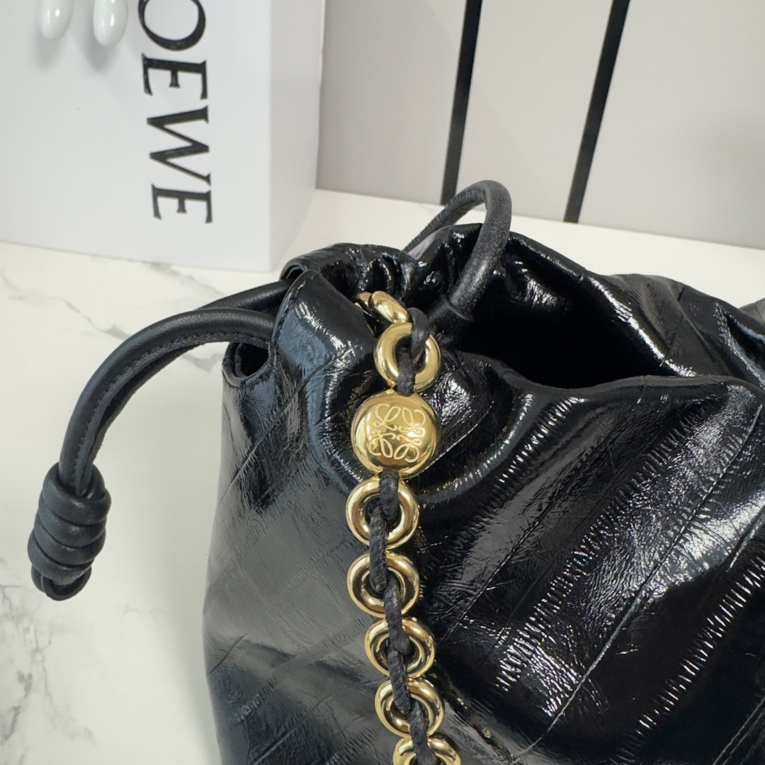 LO℮w℮🌟中号鳄纹牛皮革Flamenco Purse 手拿包 采用鹿皮革制成，侧面搭配标志性绳结等关键