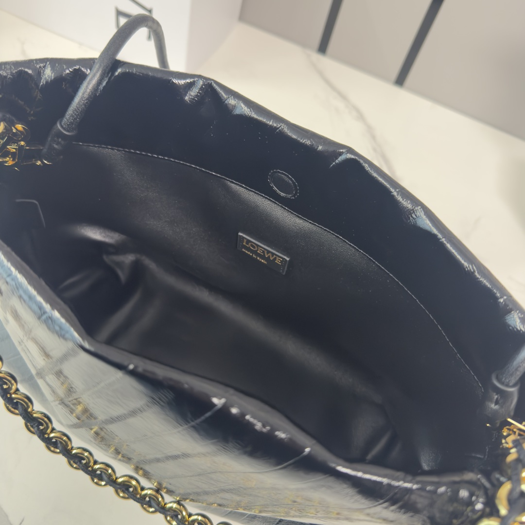 LO℮w℮🌟中号鳄纹牛皮革Flamenco Purse 手拿包 采用鹿皮革制成，侧面搭配标志性绳结等关键