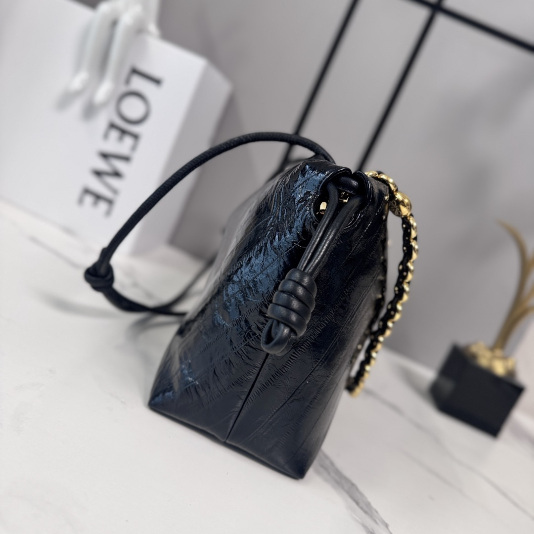 LO℮w℮🌟中号鳄纹牛皮革Flamenco Purse 手拿包 采用鹿皮革制成，侧面搭配标志性绳结等关键