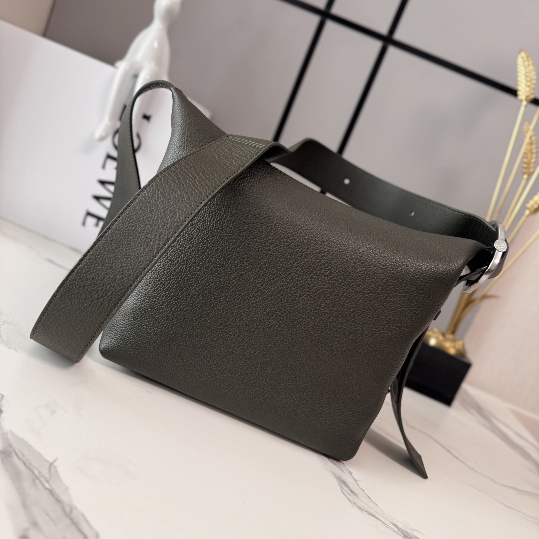 LO℮w℮🌟新款柔软鹿纹粒面牛皮革LooP Hobo 手袋呈现柔软的流行线，可流畅贴合体形。环带可通过标