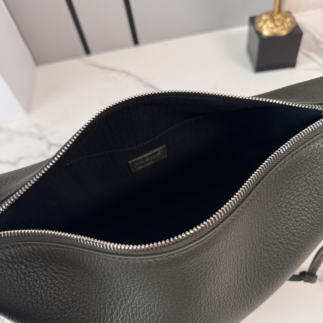 LO℮w℮🌟新款柔软鹿纹粒面牛皮革LooP Hobo 手袋呈现柔软的流行线，可流畅贴合体形。环带可通过标