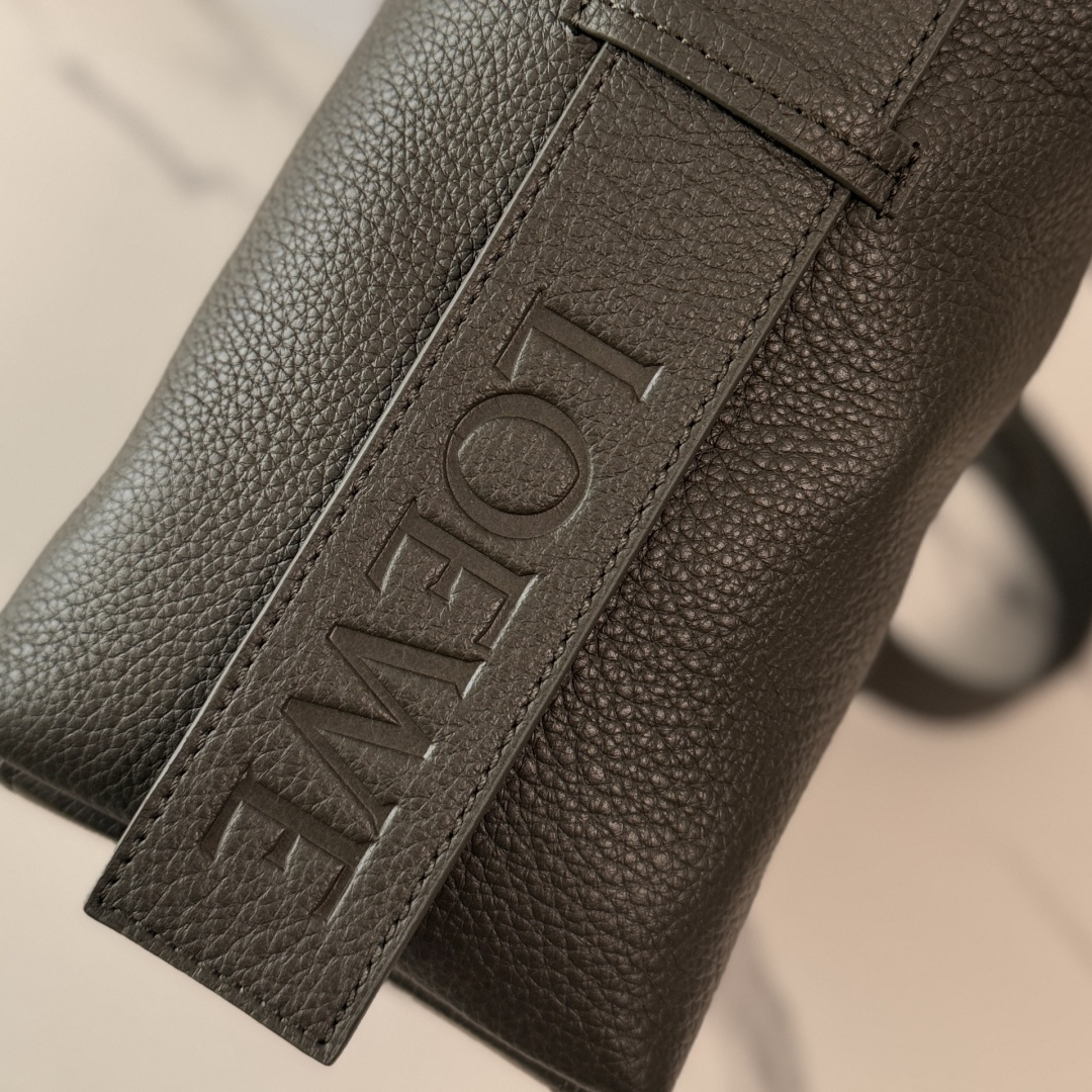 LO℮w℮🌟新款柔软鹿纹粒面牛皮革LooP Hobo 手袋呈现柔软的流行线，可流畅贴合体形。环带可通过标