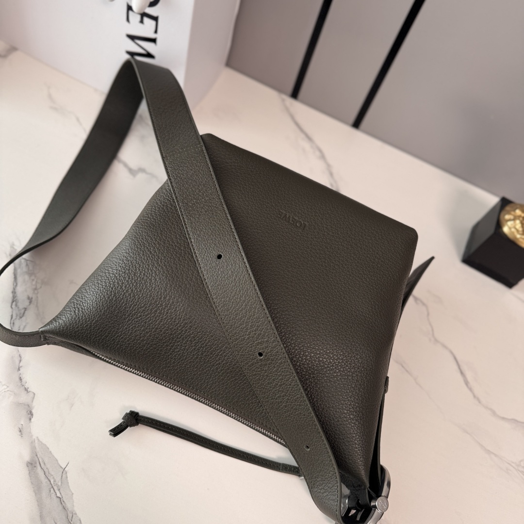 LO℮w℮🌟新款柔软鹿纹粒面牛皮革LooP Hobo 手袋呈现柔软的流行线，可流畅贴合体形。环带可通过标