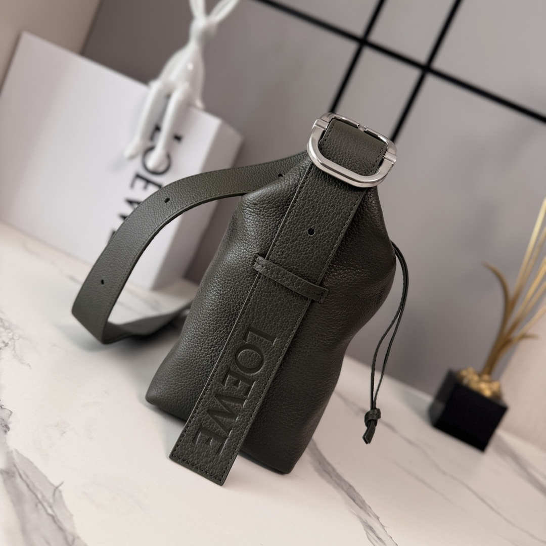 LO℮w℮🌟新款柔软鹿纹粒面牛皮革LooP Hobo 手袋呈现柔软的流行线，可流畅贴合体形。环带可通过标