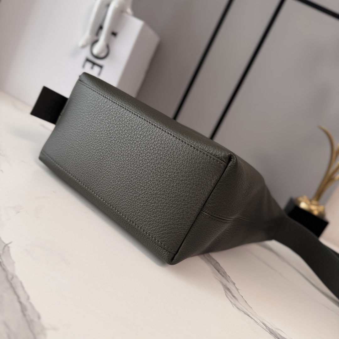 LO℮w℮🌟新款柔软鹿纹粒面牛皮革LooP Hobo 手袋呈现柔软的流行线，可流畅贴合体形。环带可通过标